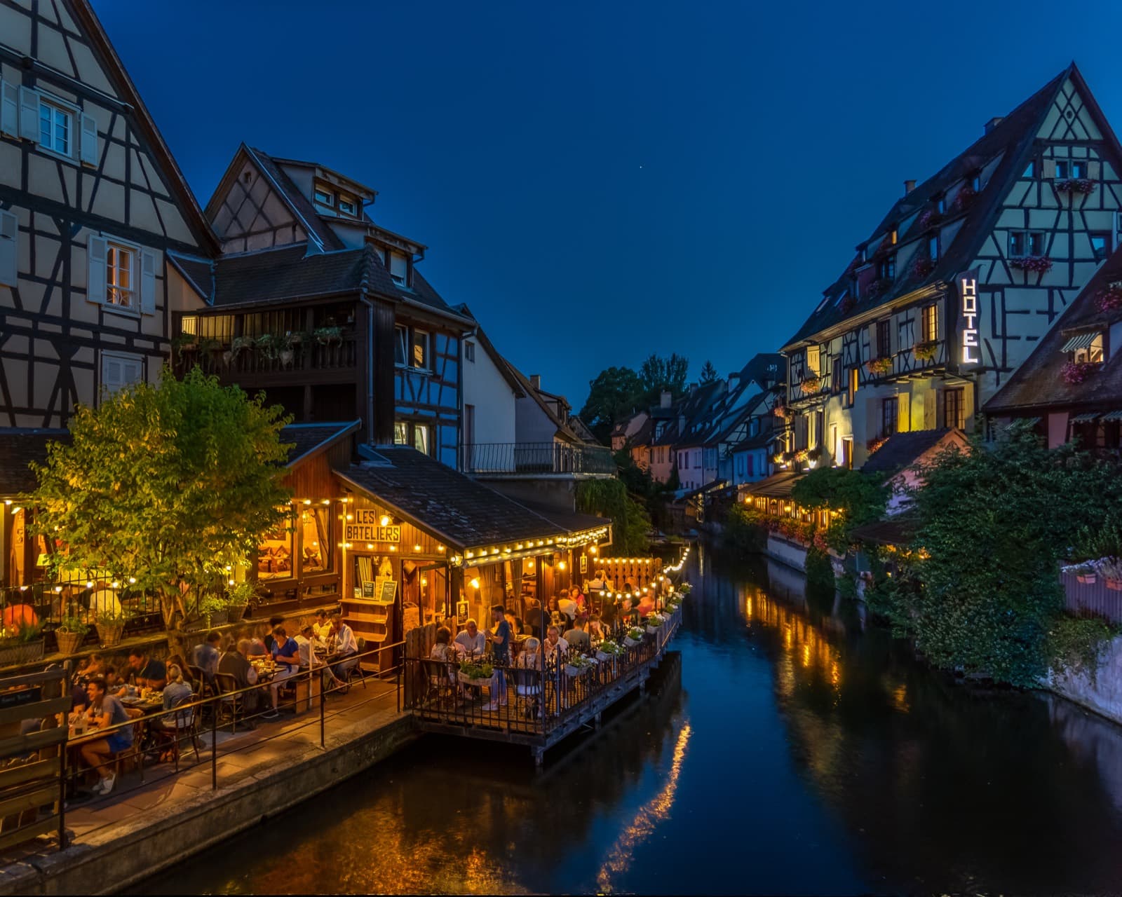 Fachwerkhäuser am Kanal in Colmars »Klein-Venedig« zur blauen Stunde